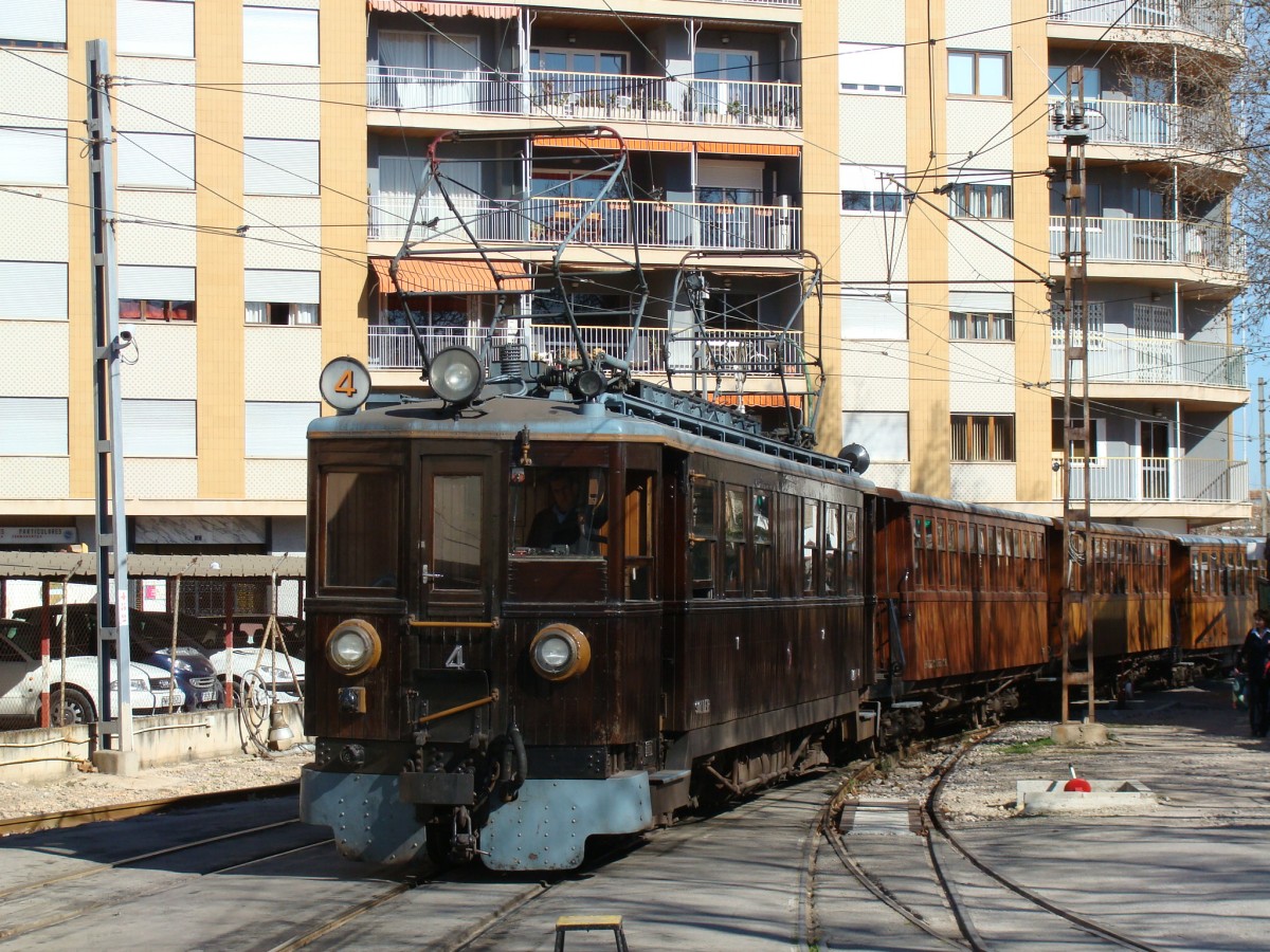 Die Eisenbahn von Sóller verbindet seit 1912 Palma de Mallorca mit Sóller. Die Strecke beträgt 27,3 km und die Spurweite ist 914 mm. Lok Nr. 4 fährt am 05.02.2008 in den Bahnhof von Palma ein.