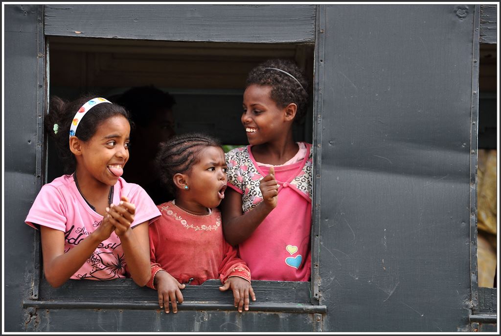 Die Eisenbahn ist eine willkommene Abwechslung für die Kinder von Arbaroba. (06.12.2014)