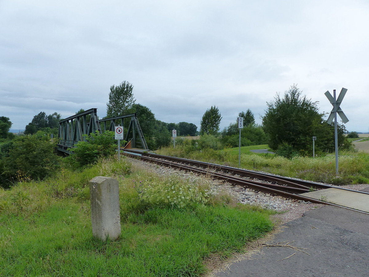 Die Eisenbahnbrücke über den Fluss Gera, am 27.07.2017 in Kühnhausen. Das Gleis gehört zur Eisenbahnstrecke von Kühnhausen nach Bad Langensalza.