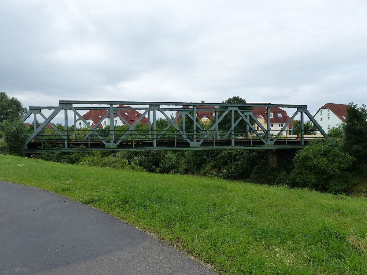 Die Eisenbahnbrücke über den Fluss Gera, am 27.07.2017 in Kühnhausen bei Erfurt. Das Gleis gehört zur KBS 603 von Kühnhausen nach Bad Langensalza.