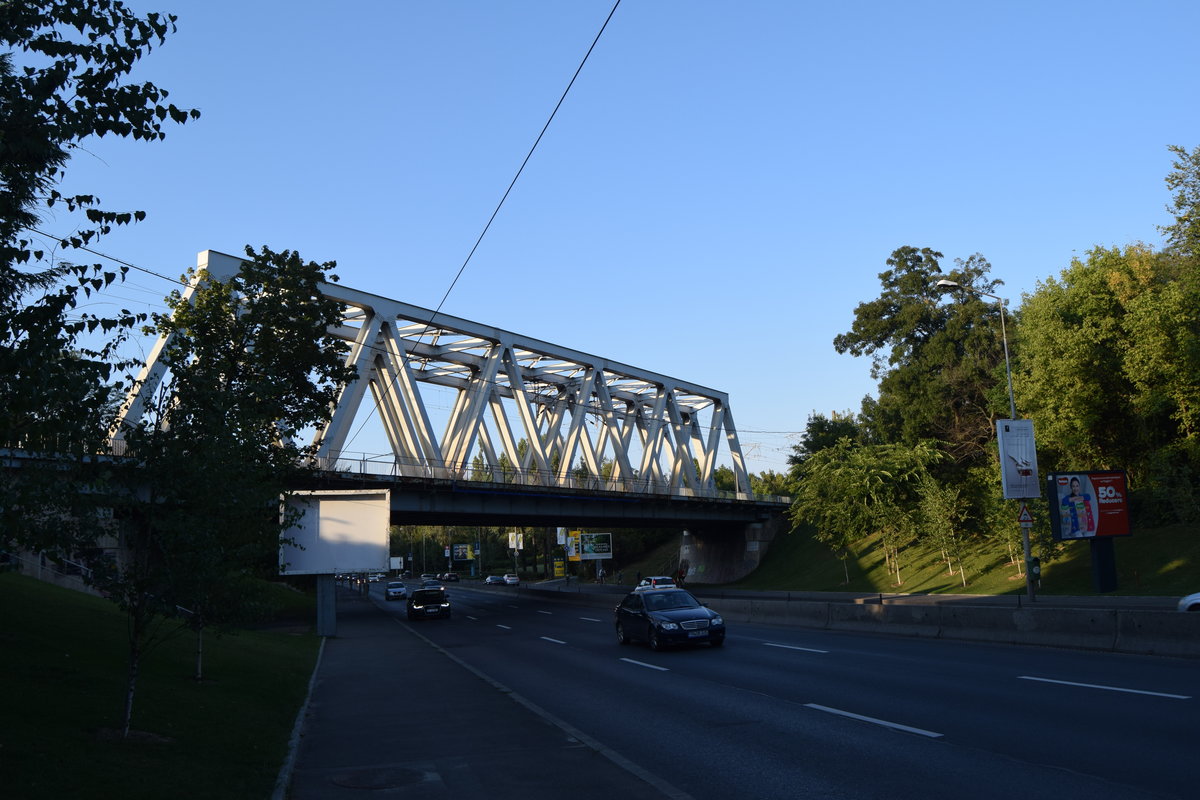 Die Eisenbahnbrücke über der Nationalstraße 1 wird am Sonnenuntergang des Abends des 21.08.2016.