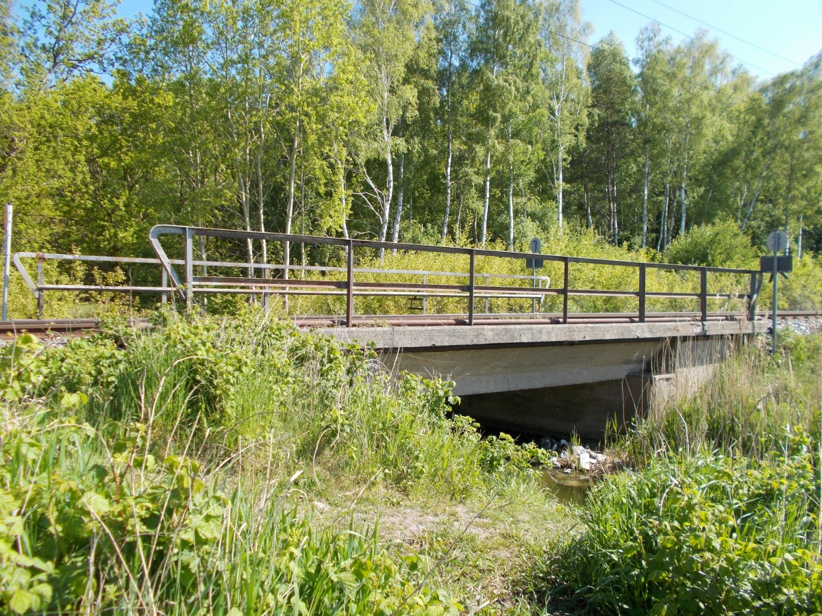 Die Eisenbahnbrücke über den Saiser Bach bei Lietzow über die Bahnstrecke Lietzow-Binz führt.Aufgenommen am 16.Mai 2014.