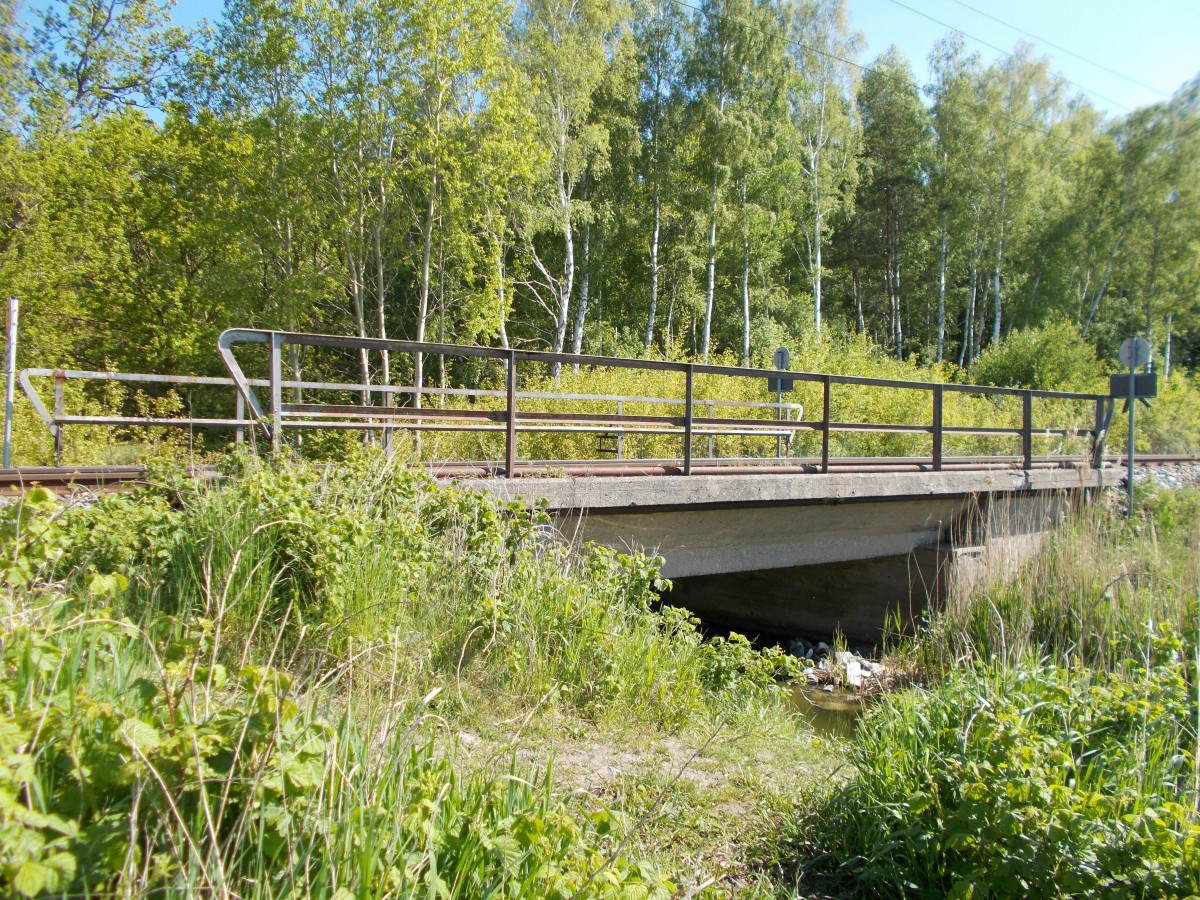 Die Eisenbahnbrücke über den Saiser Bach bei Lietzow über die Bahnstrecke Lietzow-Binz führt.Aufgenommen am 16.Mai 2014.