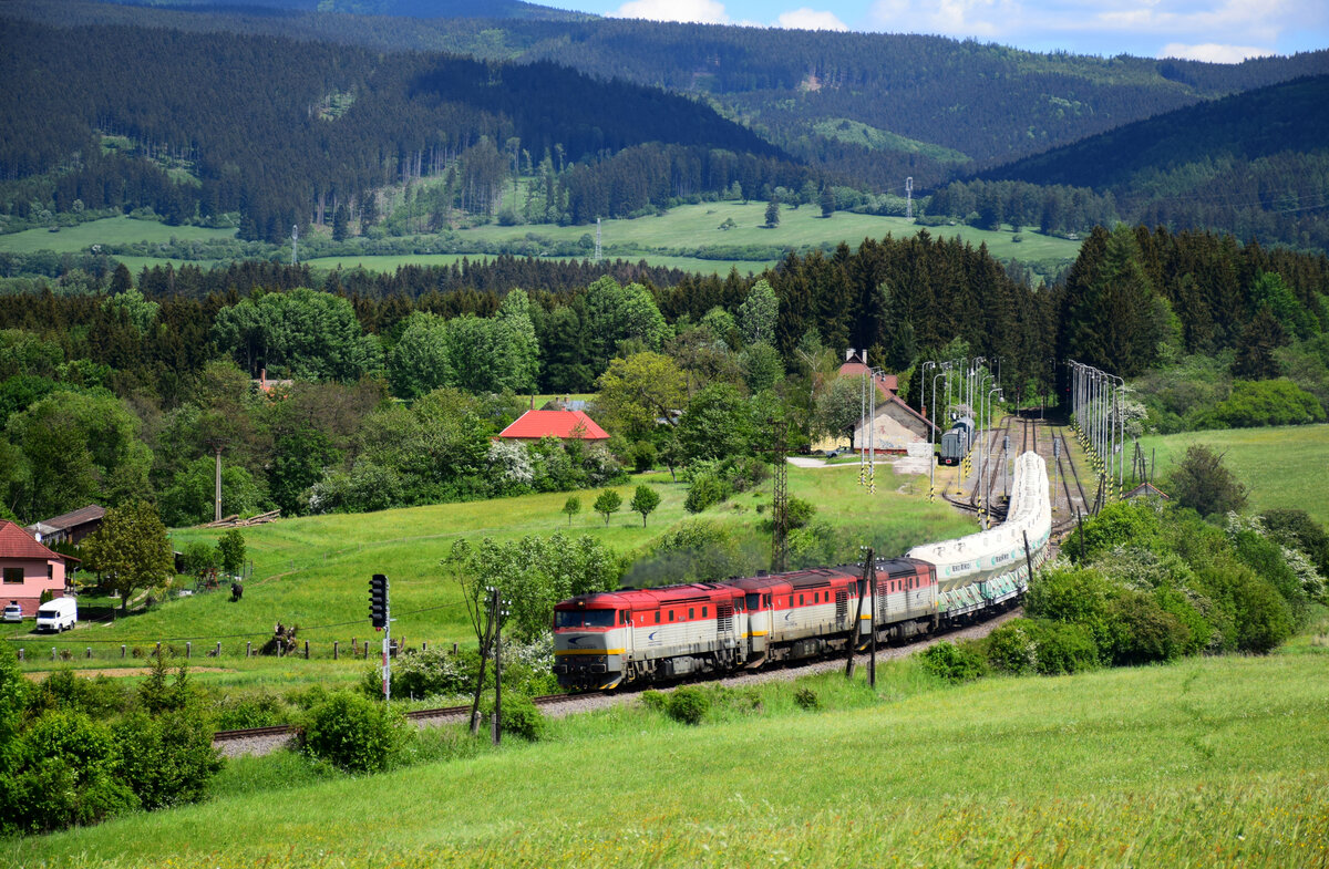 Die Ekocell Express ist immer ein gutes Thema in der Slowakei. Der Güterzug  Ekocell  fahren oft mit drei oder vier Dieselloks von BR 751  Bardotka . Wir haben viel Glück: der Zug war auch am Samstag, und mit Dreifachtraktion.
Der Zug fährt ab von den Bahnhof Sklené Pri Handlovej. Die Loks waren: 751 128+751 047+751 084
28.05.2022.