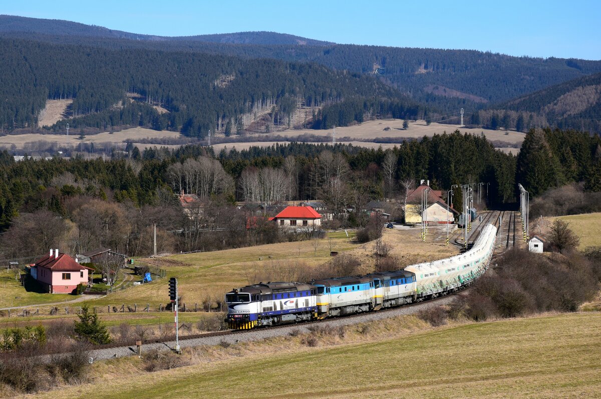 Die Ekocell Express ist immer ein gutes Thema in der Slowakei. Voraussichtlich bis Ende März fährt der Zug mit Cargo-Traktion. Der Zug fährt von den Bahnhof Sklené Pri Handlovej ab. Die Loks waren: 756 010 + 752 018 + 752 041.  18.03.2023.