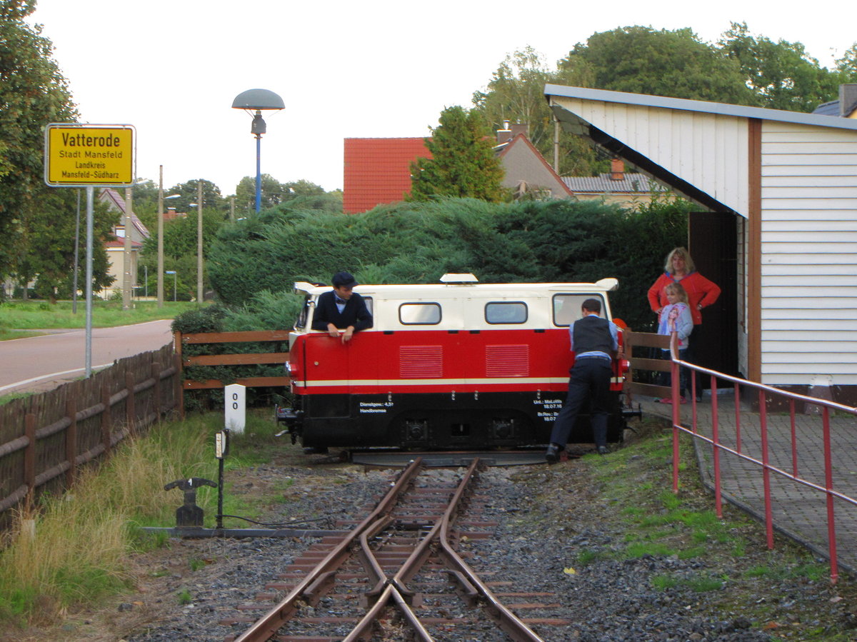 Die EL 9-002 der Parkeisenbahn Vatterode am 02.10.2016 auf der Drehscheibe im Bf Wippergrund.