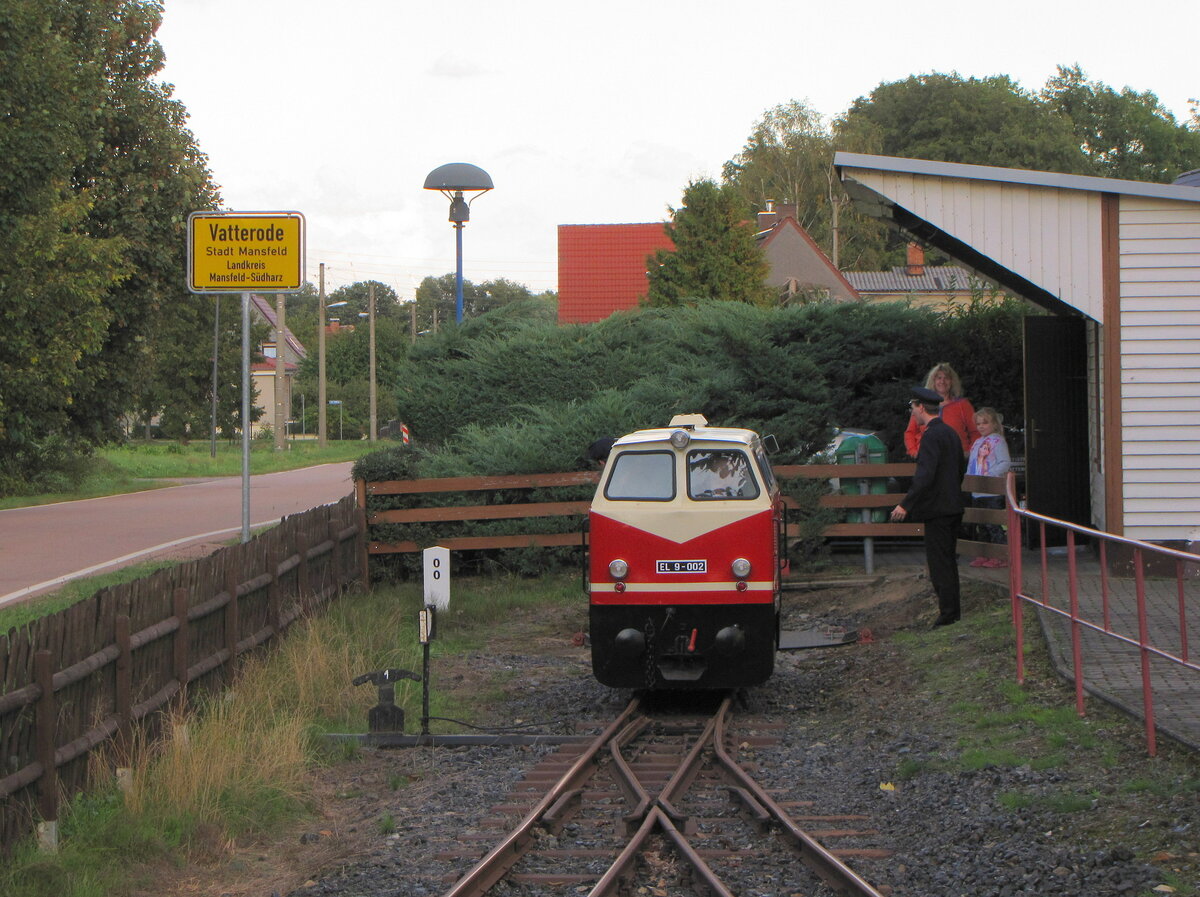 Die EL 9-002 der Parkeisenbahn Vatterode am 02.10.2016 beim umsetzen im Bf Wippergrund.