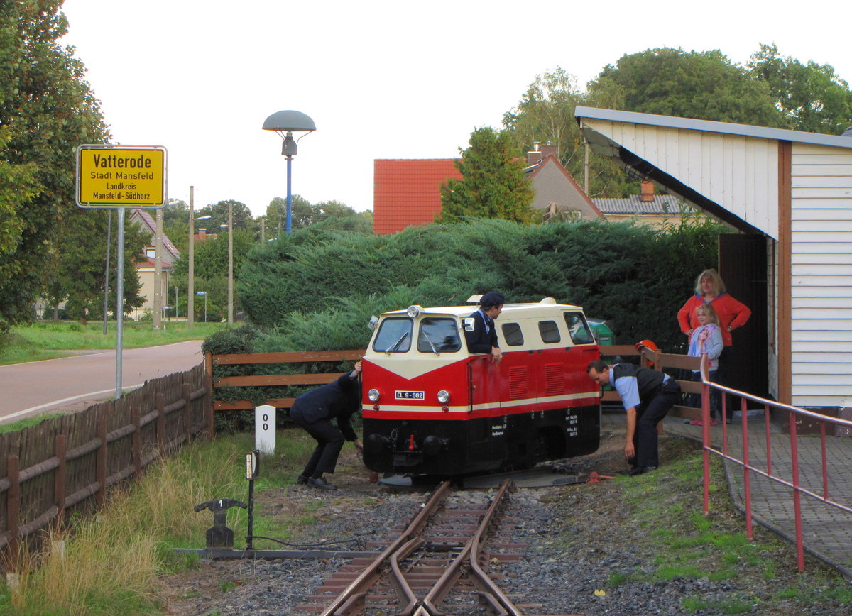 Die EL 9-002 der Parkeisenbahn Vatterode wird am 02.10.2016 nach der Ankunft aus Mansfeld Schleife auf der Drehscheibe in Vatterode (Bf Wippergrund) per Muskelkraft gedreht.