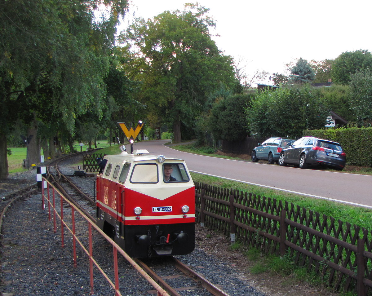 Die EL 9-002 der Parkeisenbahn Vatterode, am 02.10.2016 beim umsetzen im Bf Wippergrund.
