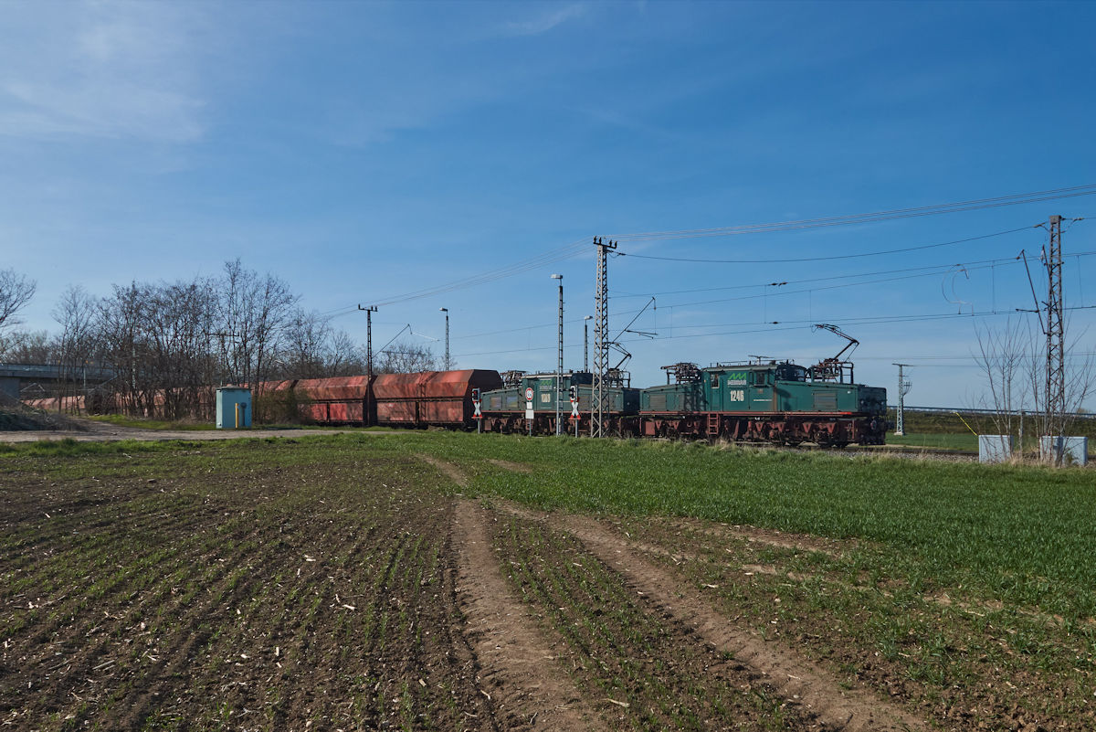 Die El2 1246 und 1089 schoben am 12.04.2022 bei Hohenmölsen einen Kohlezug in Richtung Wählitz. Von dort geht es mit einer Diesellok über das öffentliche Eisenbahnnetz weiter nach Schkopau.