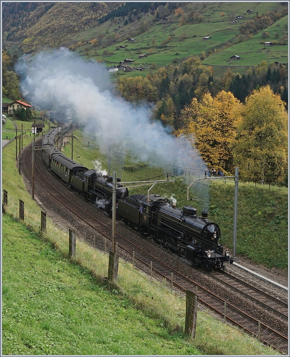 Die Elefanten kommen! Die C 5/6 2978 und 2969 führen gemeinsam einen langen Extrazug über die Gotthard Panorama Strecke. Am Zugschluss, leider nicht nicht erkennbar, schiebt noch die formschöne B 3/4 1367 den schweren Zug nach. 
Intschi, den 21. Okt. 2017