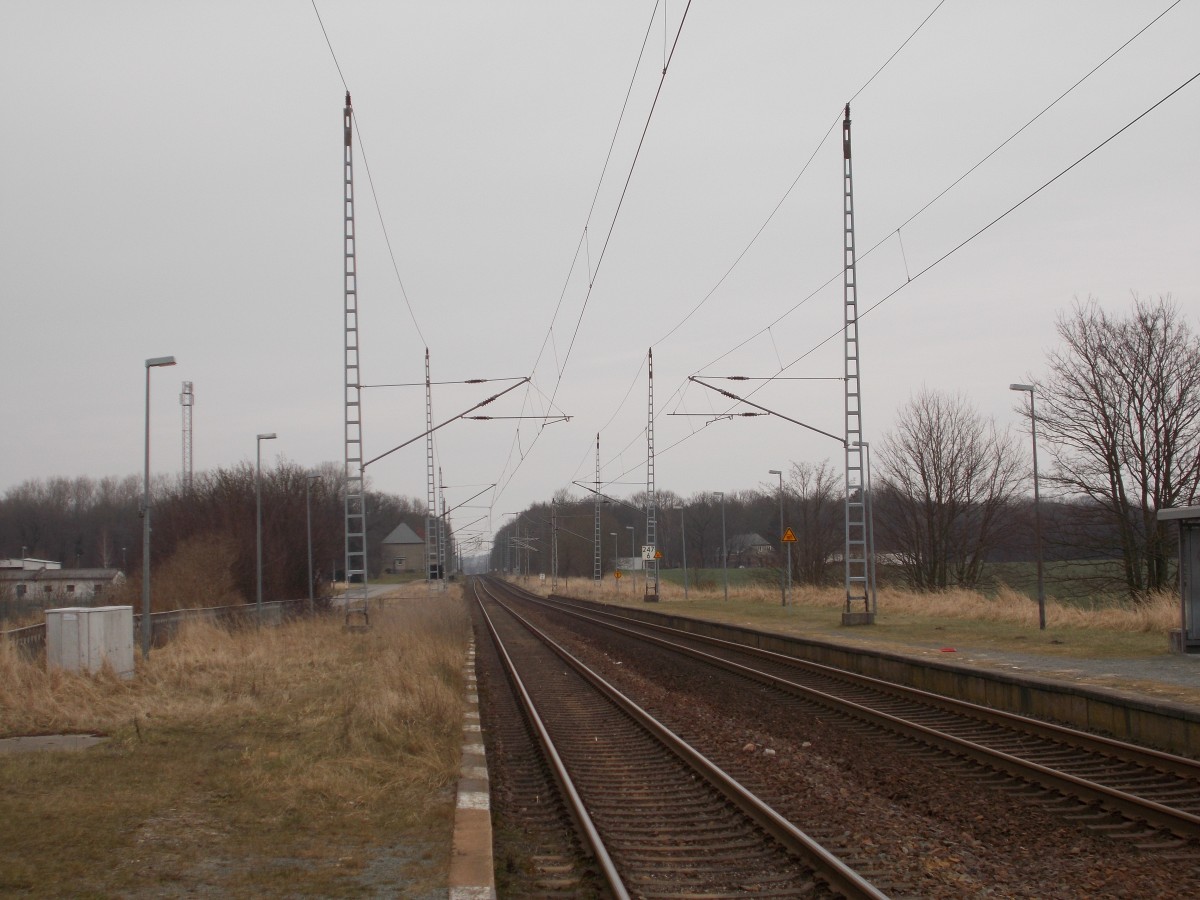 Die elektrifizierte Hauptstrecke KBS 195,am 23.Februar 2015,Richtung Bergen/Rügen in Teschenhagen.