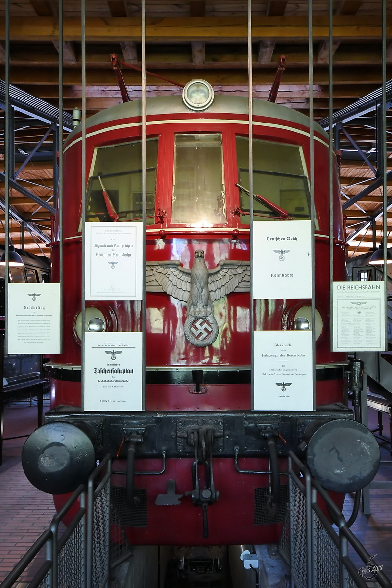 Die elektrische Schnellfahrlokomotive E 19 01 aus der dunkelsten Zeit der Deutschen Bahngeschichte. (Deutsches Technikmuseum Berlin, April 2018)