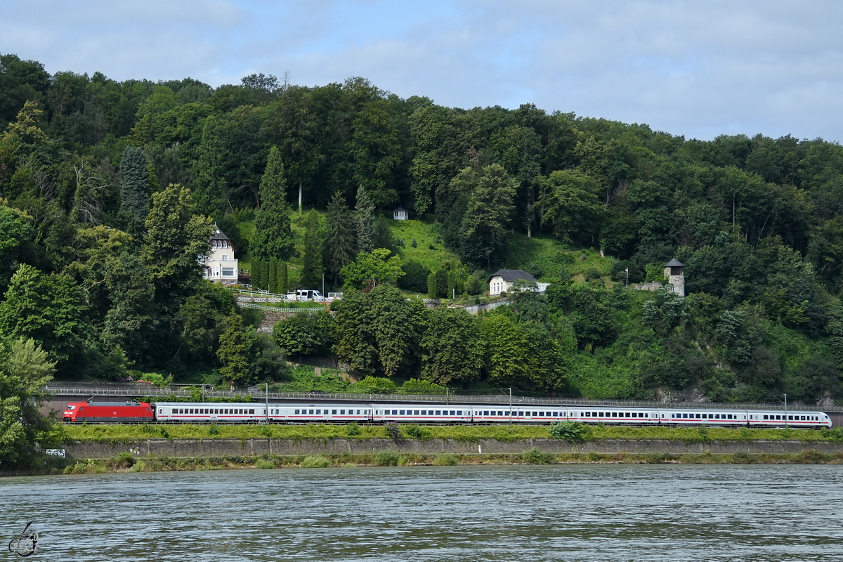 Die Elektrolokomotive 101 019-8 schob im August 2021 eine IC den Rhein entlang. (bei Remagen)