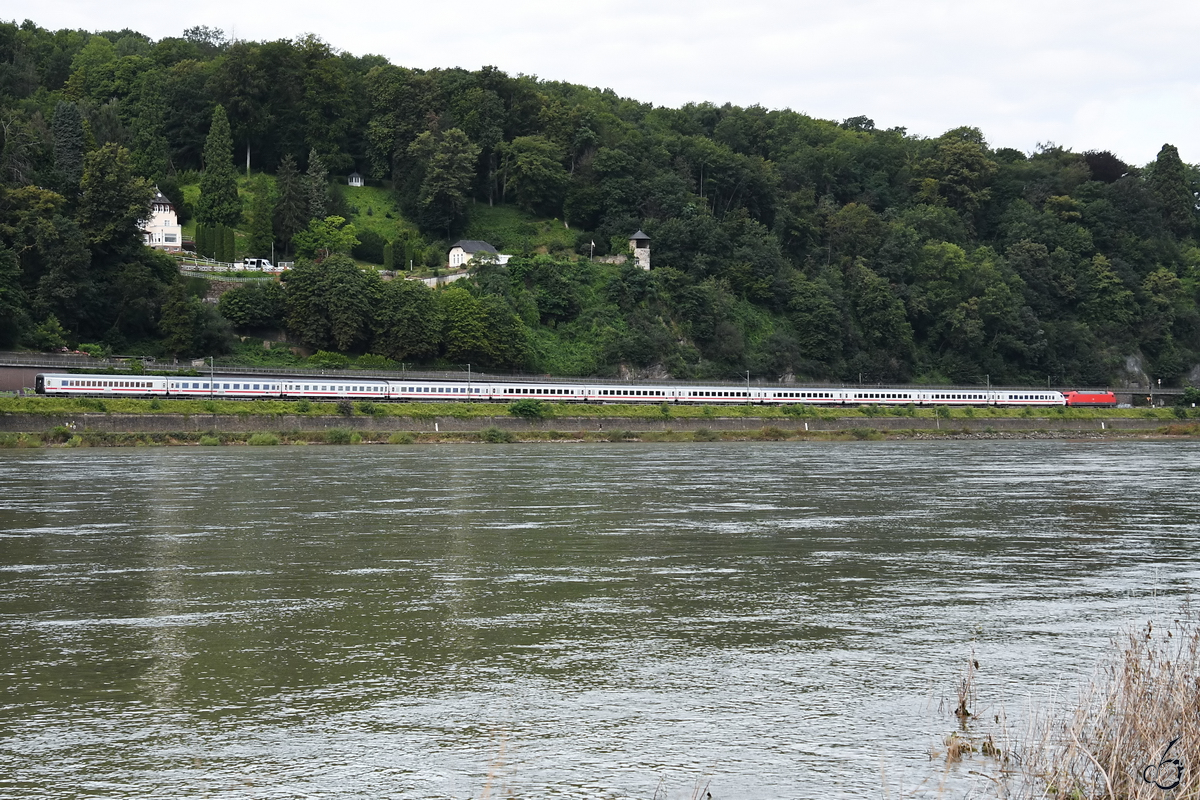 Die Elektrolokomotive 101 033-9 war Anfang August 2021 mit einer IC-Garnitur auf der linken Rheinstrecke bei Remagen unterwegs.