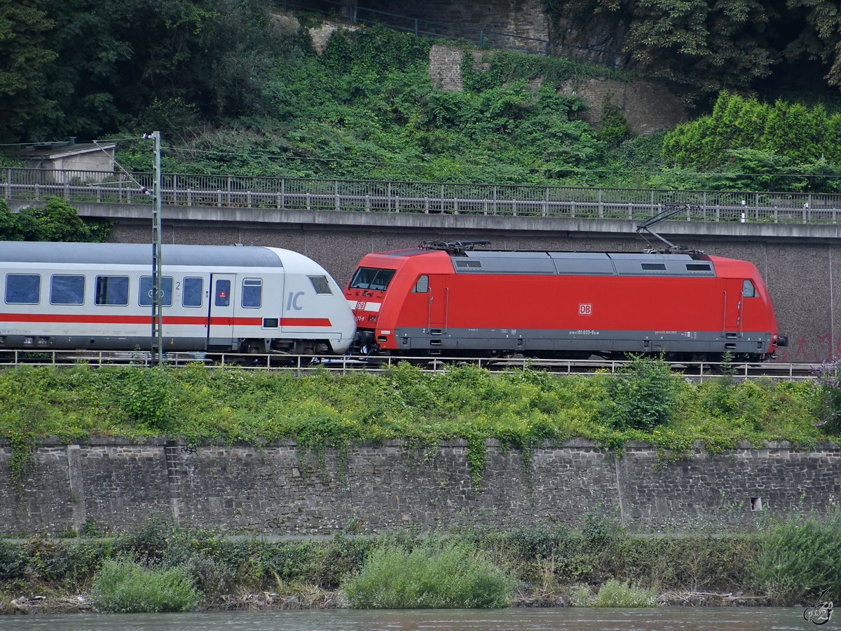 Die Elektrolokomotive 101 033-9 war Anfang August 2021 mit einer IC-Garnitur auf der linken Rheinstrecke bei Remagen unterwegs.