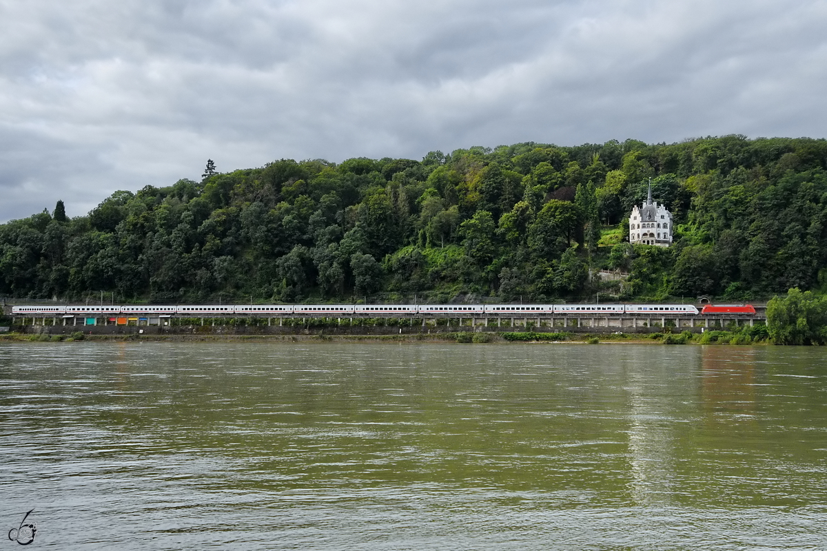 Die Elektrolokomotive 101 033-9 zieht eine IC-Garnitur die linke Rheinstrecke entlang. (Remagen, August 2021)