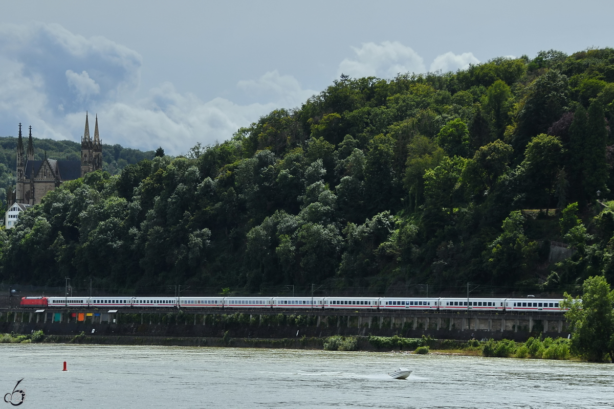 Die Elektrolokomotive 101 055-2 zieht eine IC-Garnitur die linke Rheinstrecke entlang. (Remagen, August 2021)