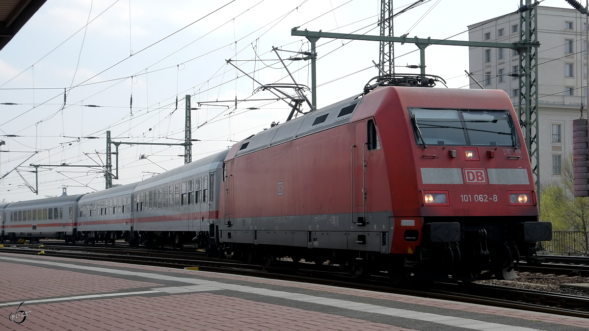 Die Elektrolokomotive 101 062-8 Anfang April 2017 mit einem IC bei der Ankunft am Dresdener Hauptbahnhof.