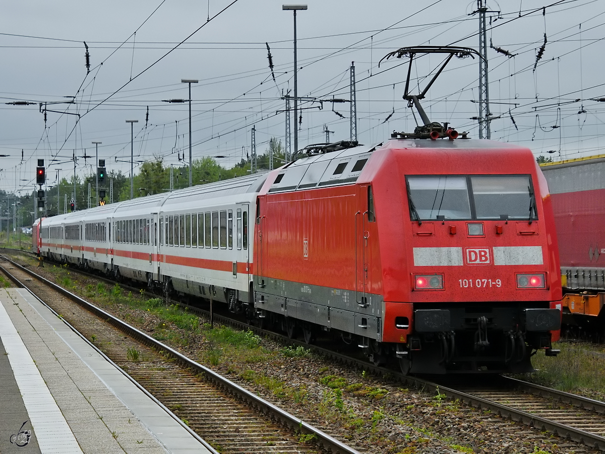 Die Elektrolokomotive 101 071-9 war Mitte Mai 2021 am Hauptbahnhof in Neustrelitz zu sehen.