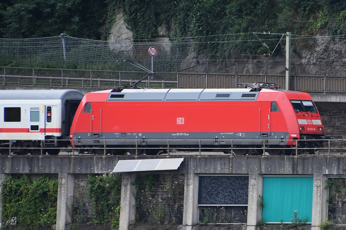 Die Elektrolokomotive 101 071-9 war im August 2021 bei Remagen zu sehen.
