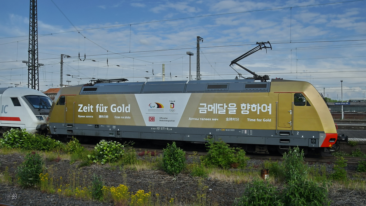 Die Elektrolokomotive 101 071-9  Zeit für Gold  Anfang Juni 2020 in Wanne-Eickel.
