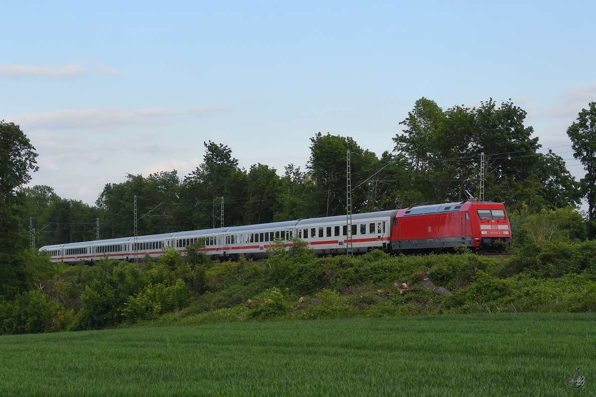 Die Elektrolokomotive 101 078-4 zog Anfang Mai 2020 einen Intercity durch Bochum-Wattenscheid.