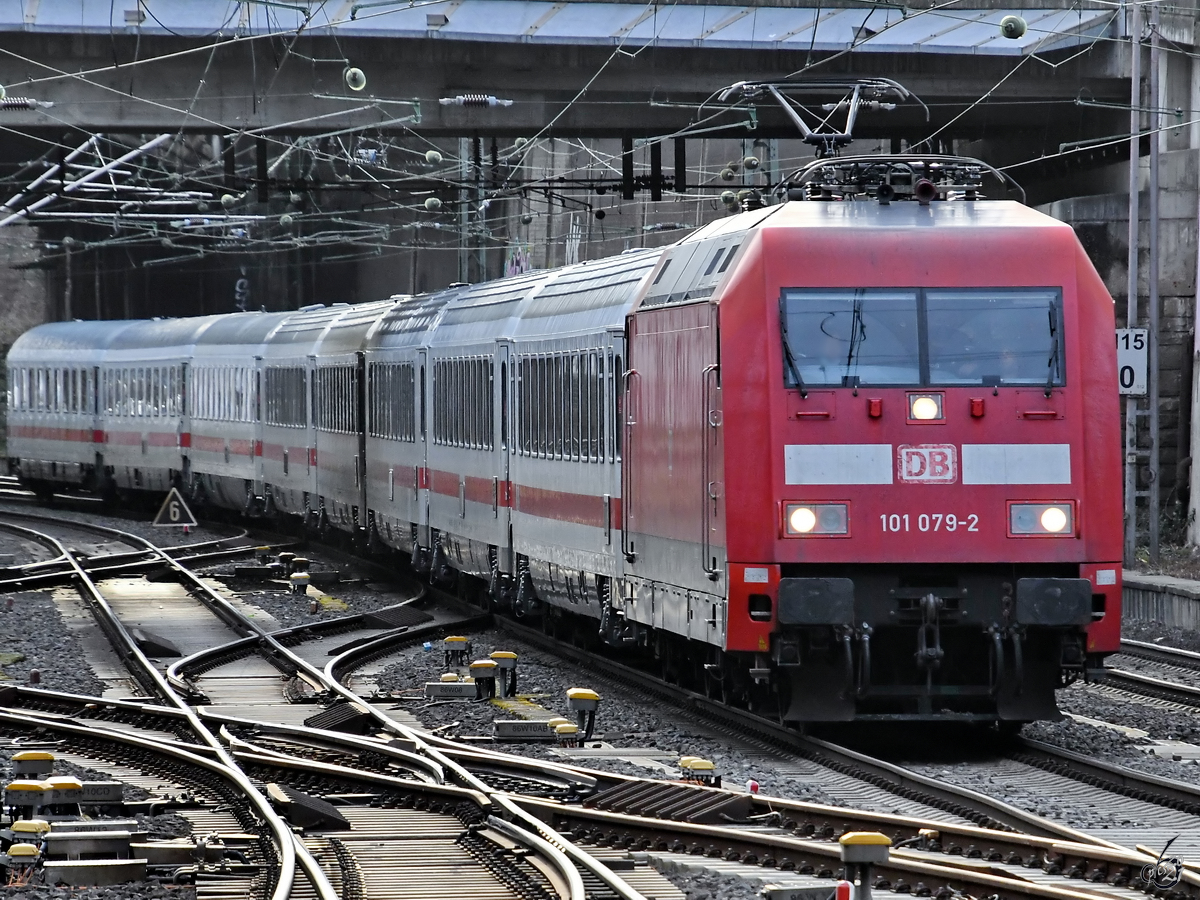Die Elektrolokomotive 101 079-2 mit einem IC, so gesehen Mitte Februar 2021 kurz vor der Ankunft am Hauptbahnhof in Wuppertal zu sehen.