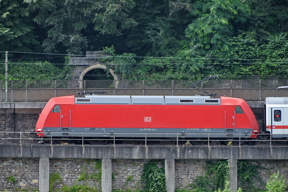 Die Elektrolokomotive 101 084-2 war im August 2021 bei Remagen zu sehen.