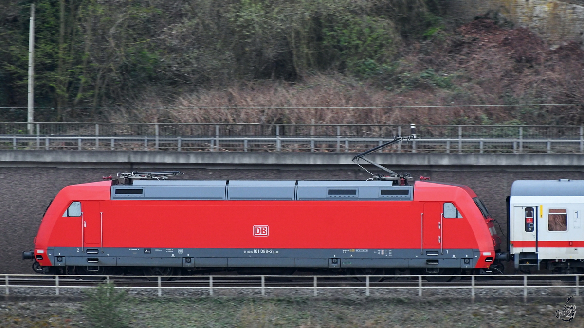 Die Elektrolokomotive 101 088-3 war Mitte April 2021 auf der linken Rheinstrecke bei Remagen unterwegs.