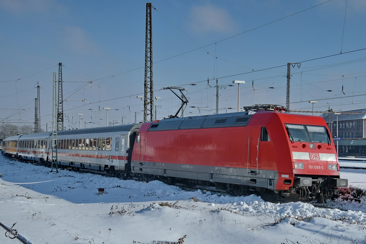 Die Elektrolokomotive 101 0982 habe ich bei der Durchfahrt erwischt