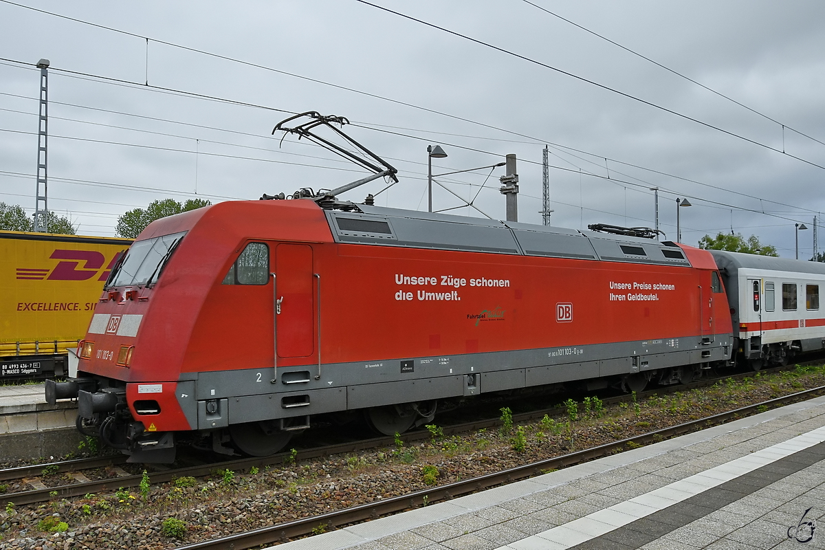 Die Elektrolokomotive 101 103-0 war Mitte Mai 2021 am Hauptbahnhof in Neustrelitz zu sehen.