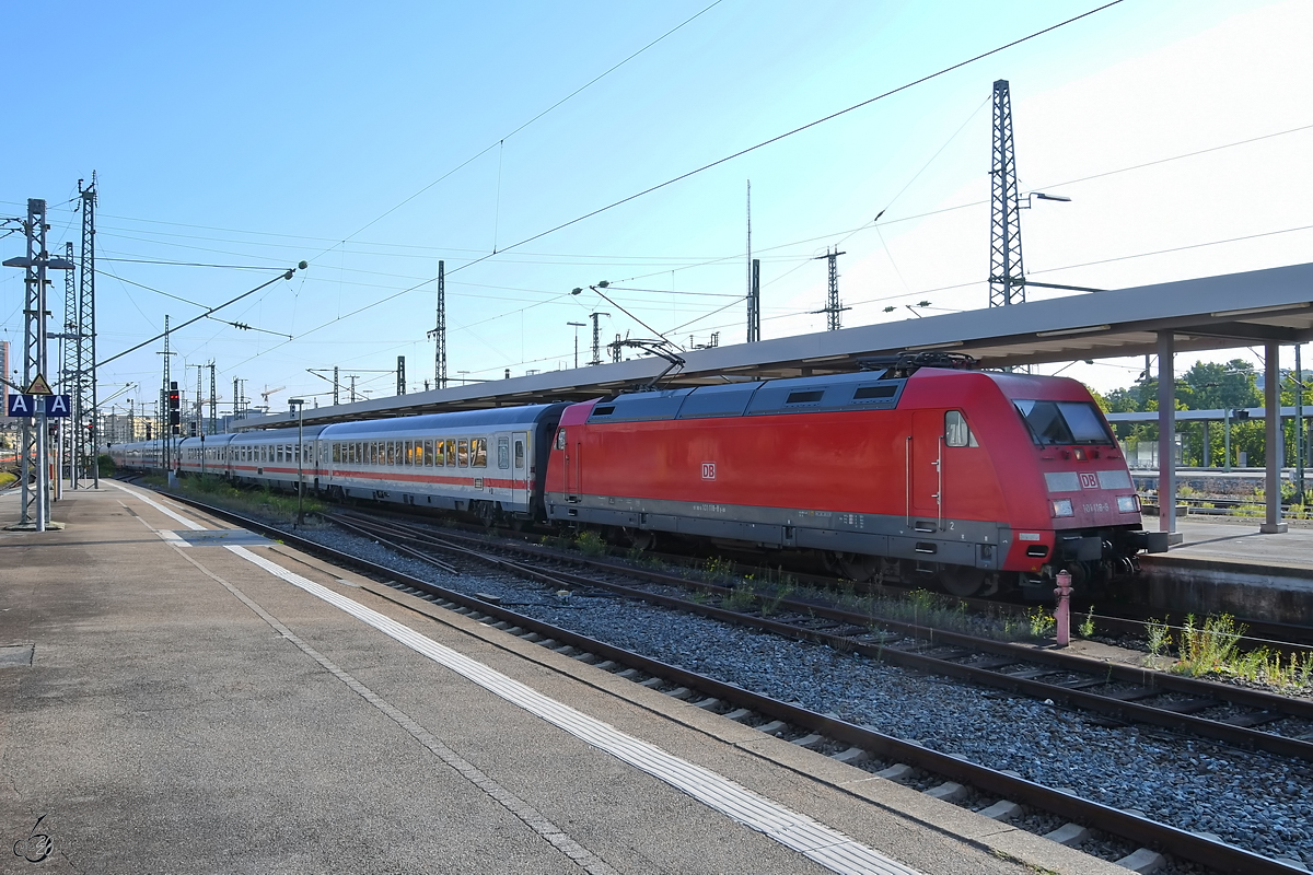 Die Elektrolokomotive 101 118-8 mit einem IC Mitte September 2019 bei der Ankunft am Hauptbahnhof Stuttgart. 