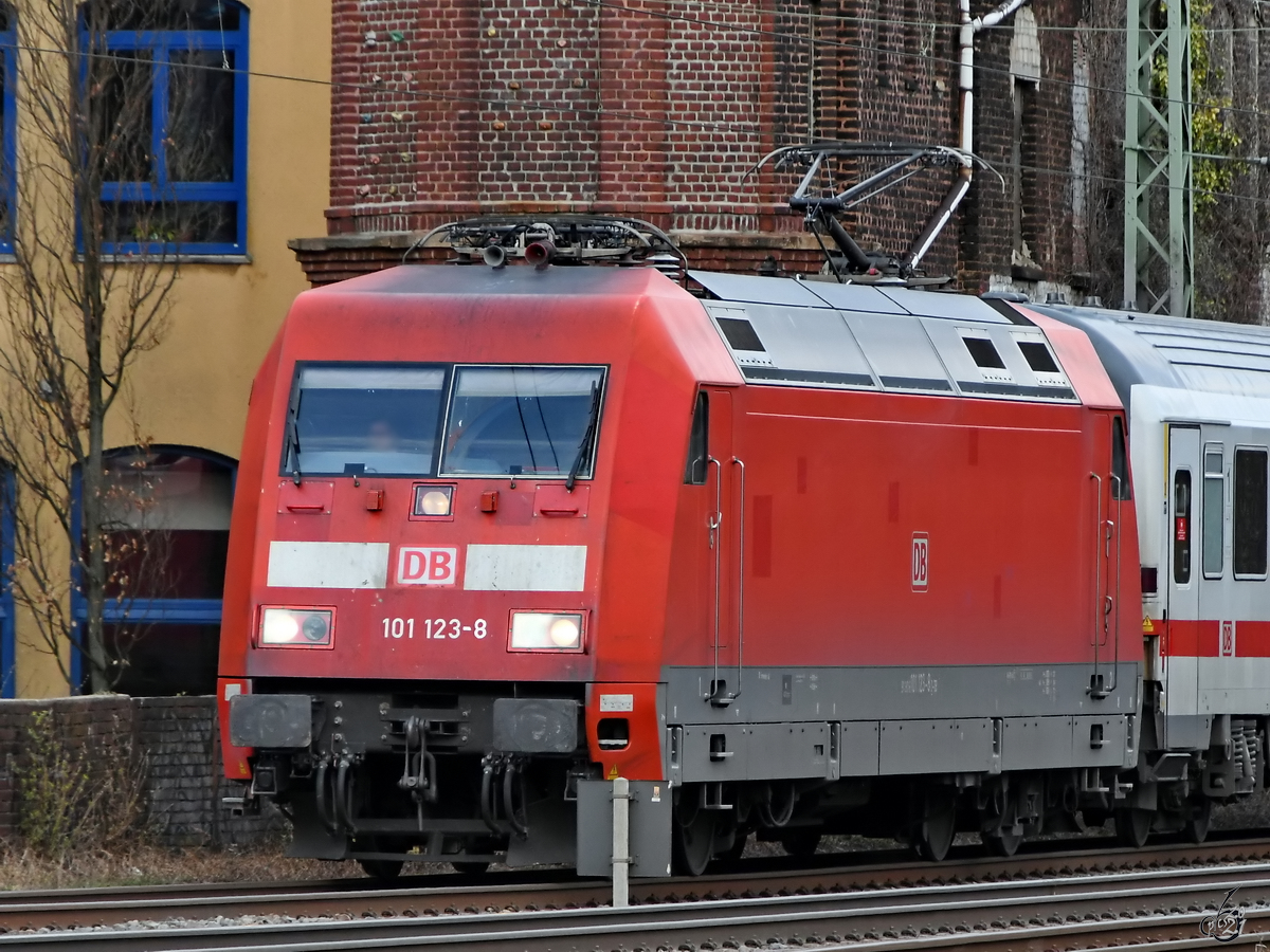 Die Elektrolokomotive 101 123-8 konnte ich Mitte März 2021 in Wuppertal-Unterbarmen ablichten.