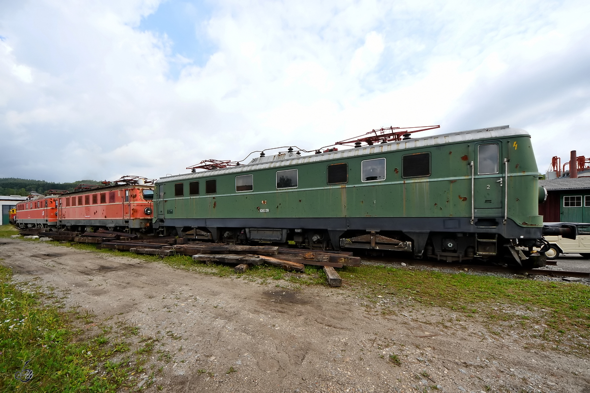 Die Elektrolokomotive 1010.09 ist im Lokpark Ampflwang ausgestellt. (August 2020)