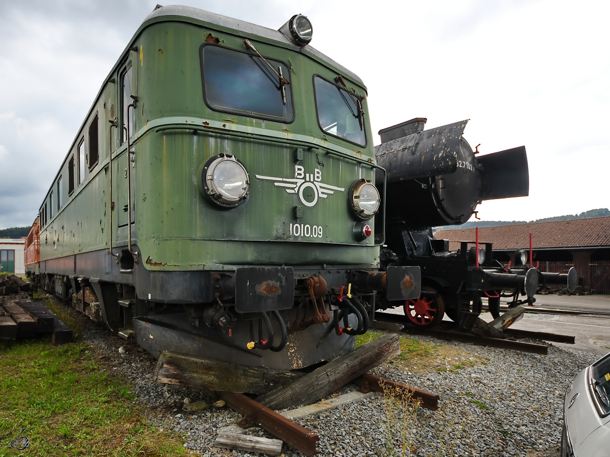 Die Elektrolokomotive 1010.09 ist neben der Dampflokomotive 52.7102 abgestellt. (Lokpark Ampflwang, August 2020)