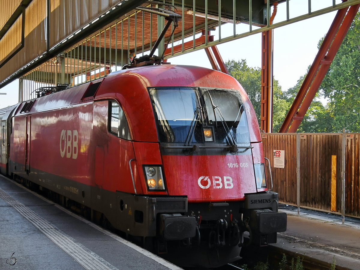 Die Elektrolokomotive 1016 005 der ÖBB Mitte September 2019 nach der Ankunft am Hauptbahnhof Stuttgart. 