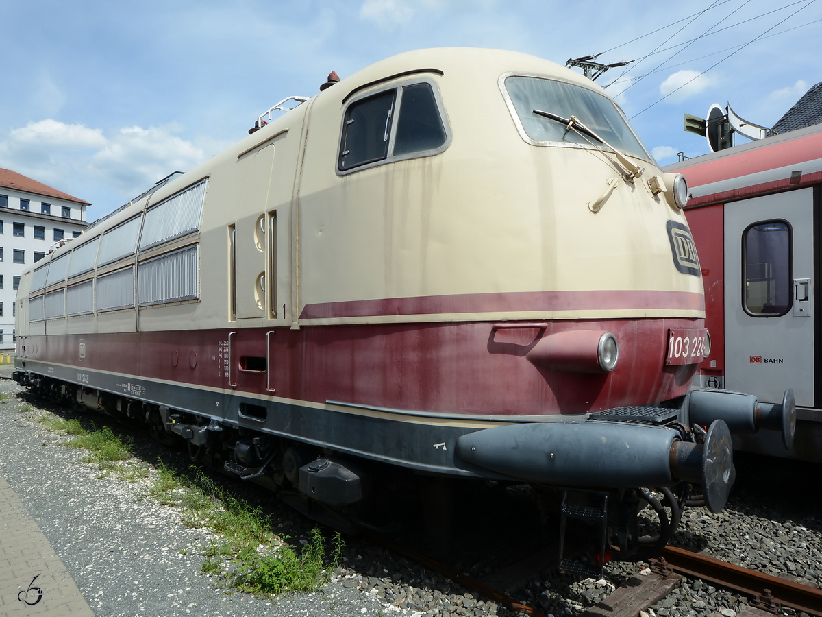 Die Elektrolokomotive 103 224-2 stand Anfang Juni 2019 im Außenbereich des Verkehrsmuseums in Nürnberg.