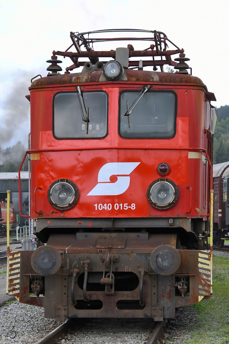 Die Elektrolokomotive 1040 015-8 stammt aus dem Jahr 1953. (Lokpark Ampflwang, August 2020)