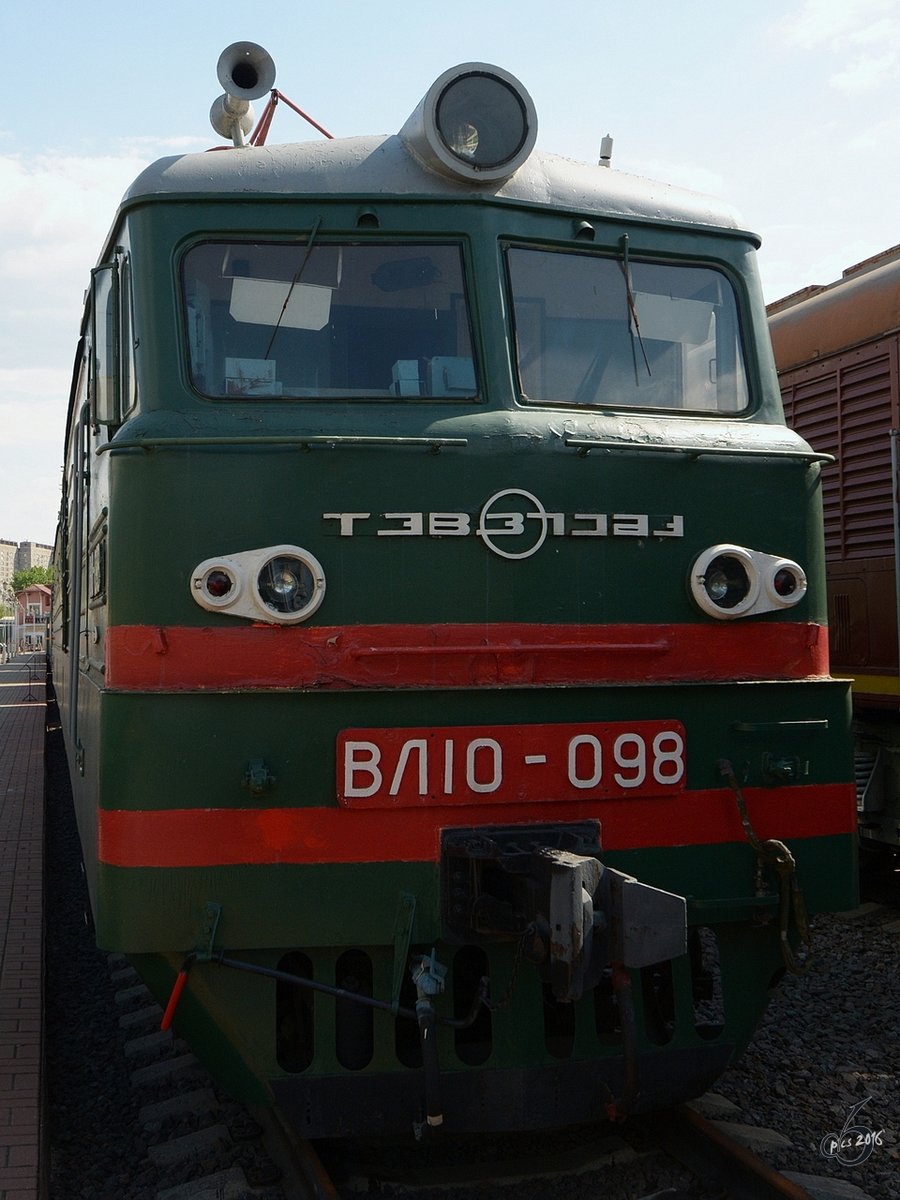 Die Elektrolokomotive ВЛ10-098 im Eisenbahnmuseum am Rigaer Bahnhof in Moskau (Mai 2016) 