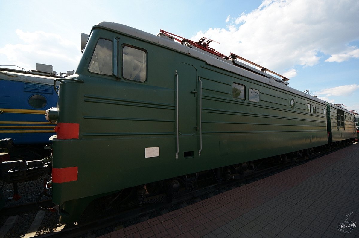 Die Elektrolokomotive ВЛ10-098 im Eisenbahnmuseum am Rigaer Bahnhof in Moskau (Mai 2016)