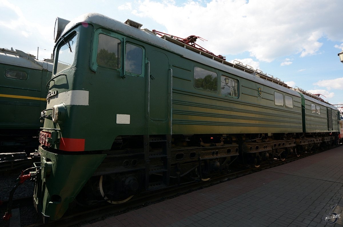 Die Elektrolokomotive ВЛ8-1694 im Eisenbahnmuseum am Rigaer Bahnhof in Moskau (Mai 2016)