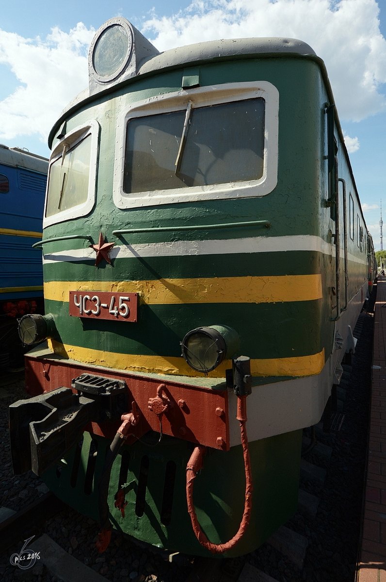 Die Elektrolokomotive ЧС3-045 im Eisenbahnmuseum am Rigaer Bahnhof in Moskau (Mai 2016)