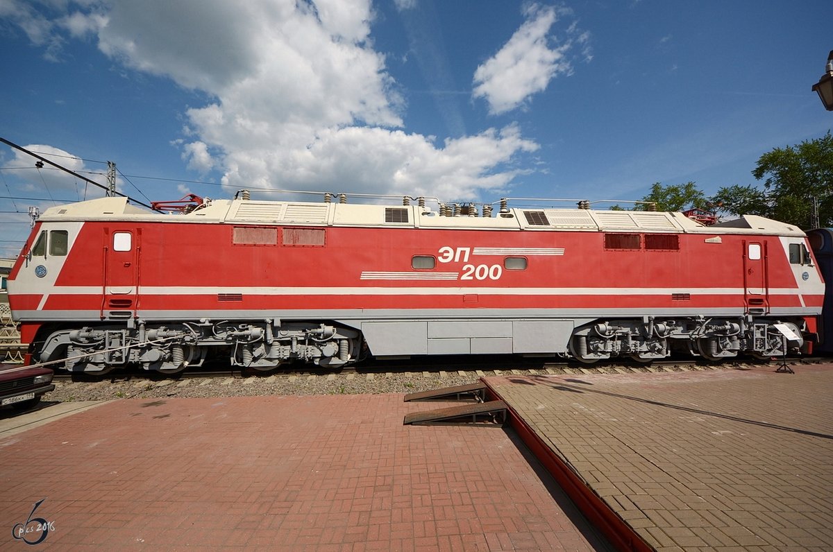 Die Elektrolokomotive ЭП200 im Eisenbahnmuseum von Moskau Anfang Mai 2016.