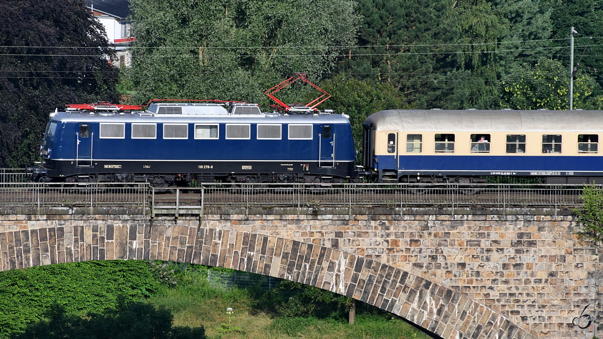 Die Elektrolokomotive 110 278-9 befährt im Juni 2018 das Ruhrviadukt bei Witten.