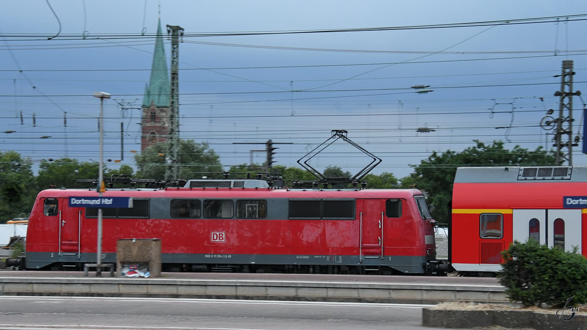 Die Elektrolokomotive 111 054-3 fährt im Juni 2018 vom Hauptbahnhof Dortmund ab.