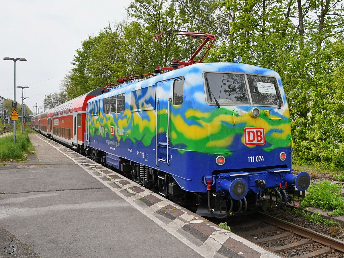Die Elektrolokomotive 111 074 DB  Hilde  schiebt den RB48-Ersatzzug durch Wuppertal-Barmen. (April 2022)