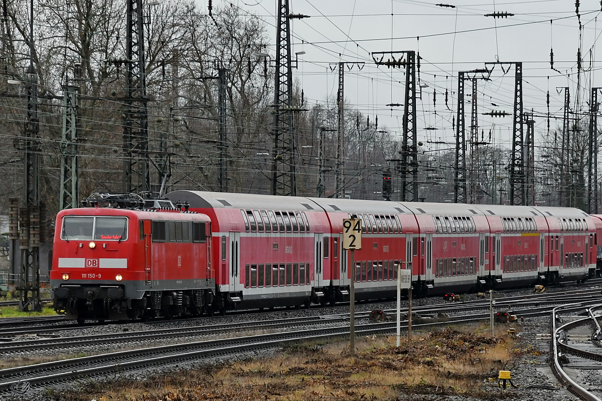 Die Elektrolokomotive 111 150-9 Anfang Dezember 2019 mit einem Sonderzug in Wanne-Eickel.