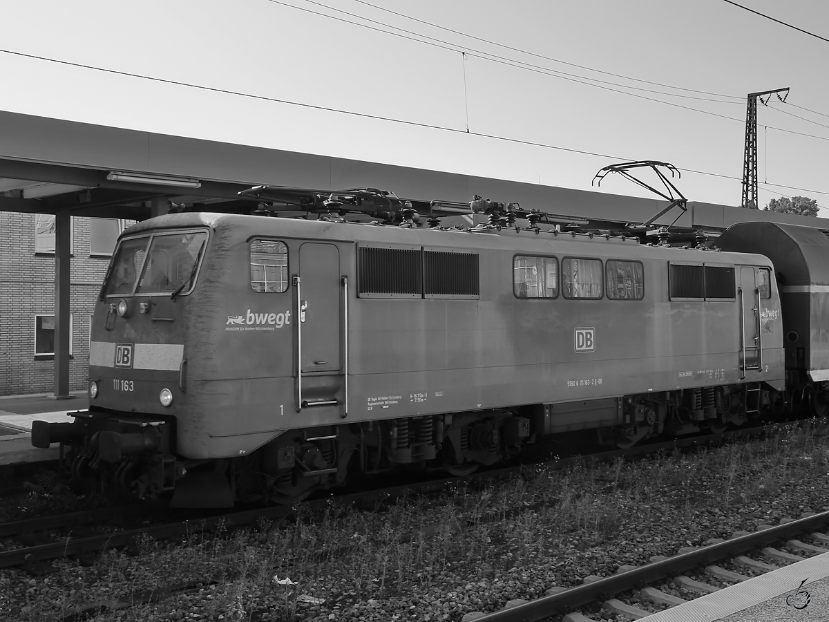 Die Elektrolokomotive 111 163 startet Mitte September 2019 vom Hauptbahnhof Stuttgart. 