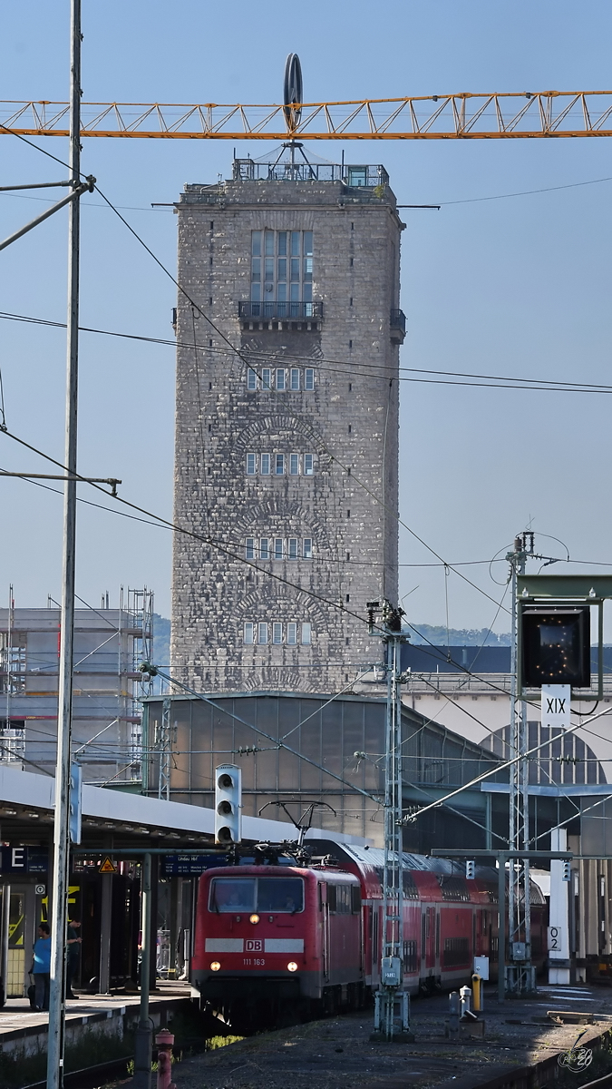 Die Elektrolokomotive 111 163 wartet Mitte September 2019 am Hauptbahnhof Stuttgart auf die Abfahrt. 